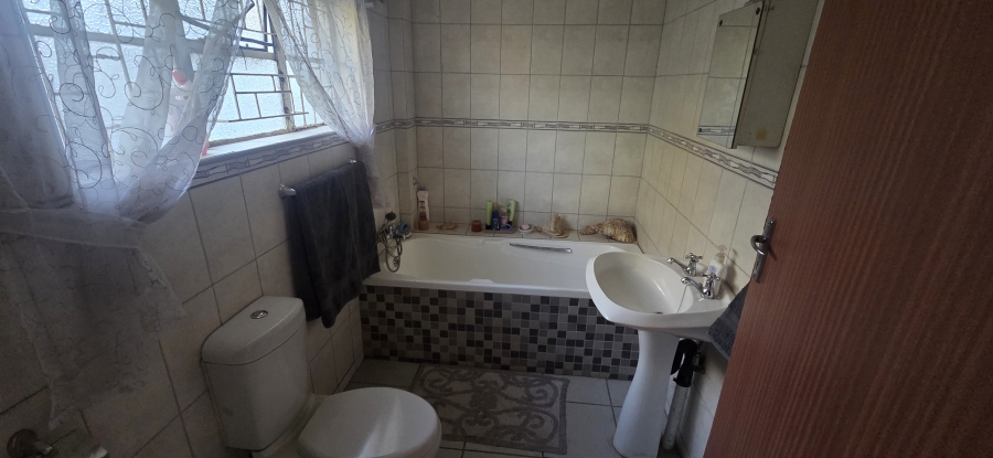 4 Bedroom Property for Sale in Rhodesdene Northern Cape